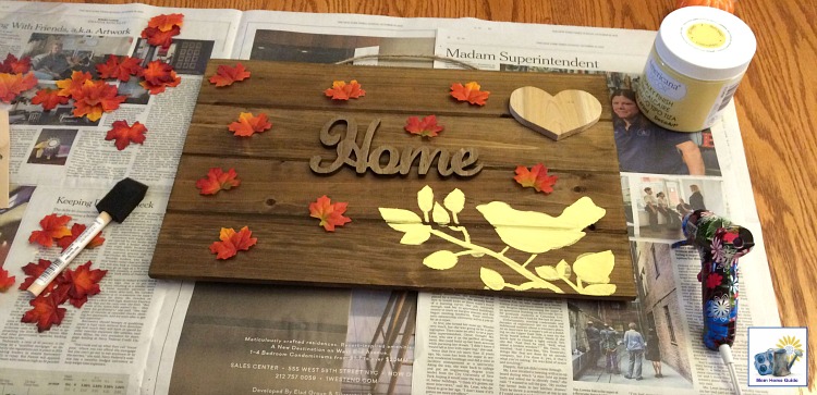 DIY stenciled wooden pallet sign for fall and autumn!