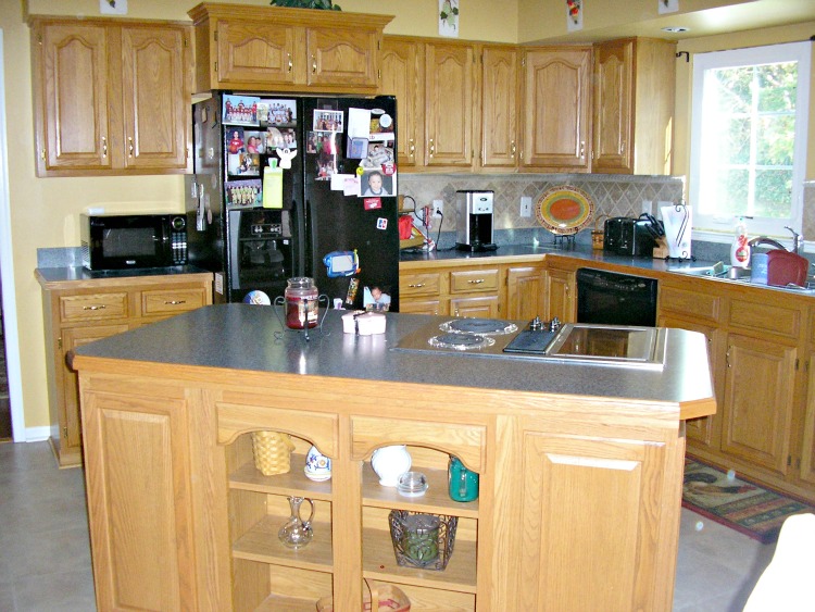 I love how this budget oak kitchen was remodeled into a white kitchen on a budget!