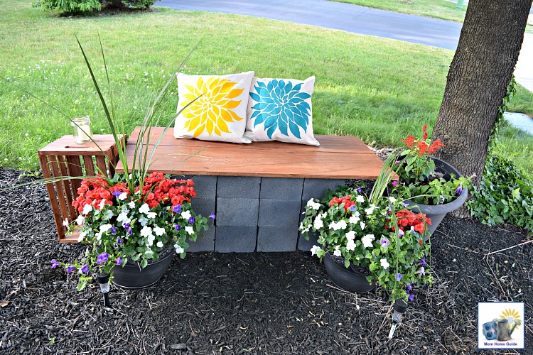 Pretty DIY front yard garden seating area
