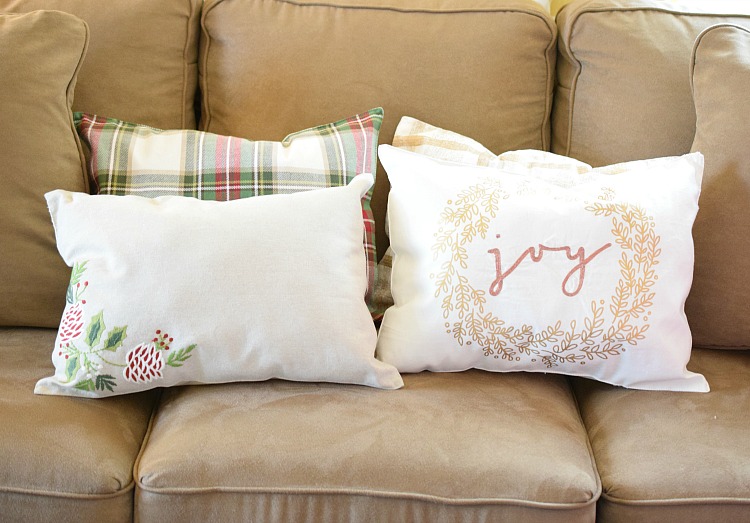 Holiday throw pillows made from fabric placemats -- a super easy project.