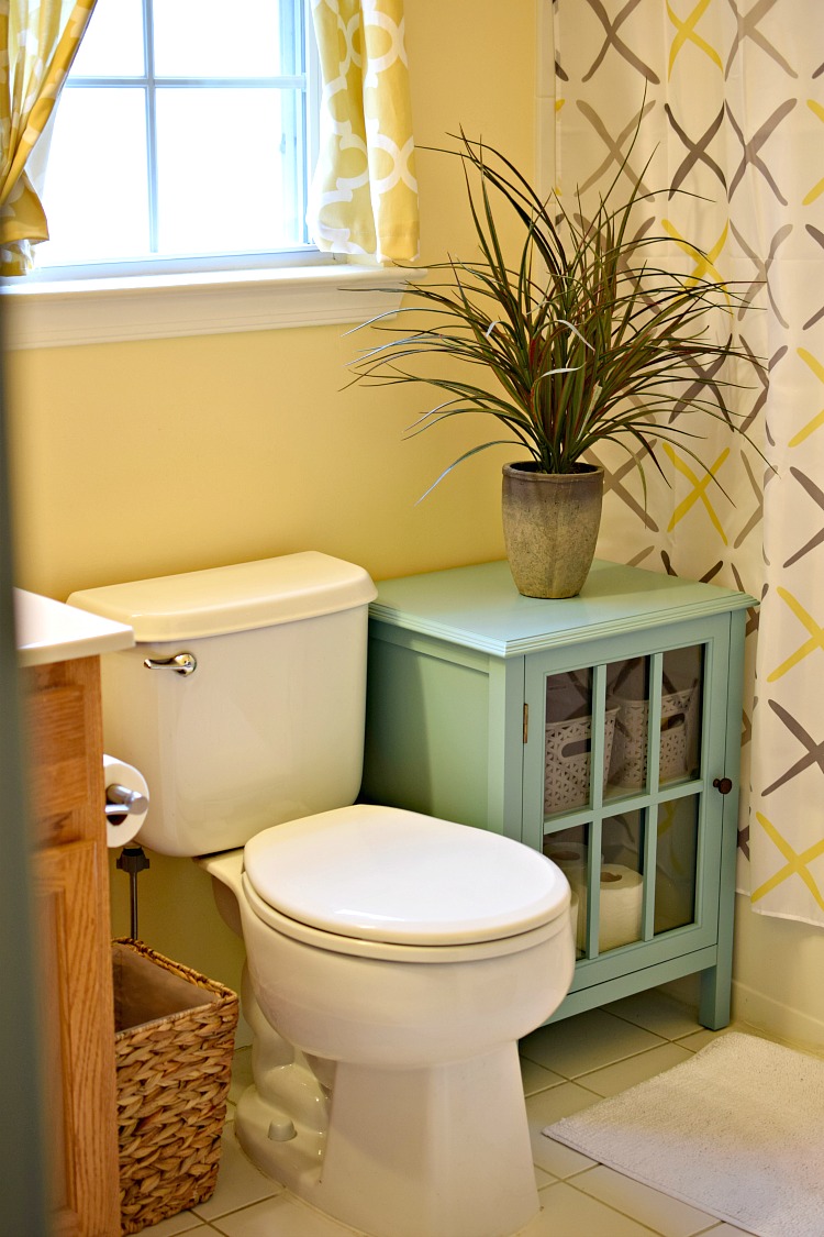 A bathroom restyled and decorated to be ready for summer parties