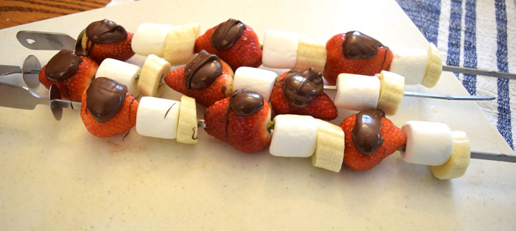 strawberry chocolate banana dessert skewers