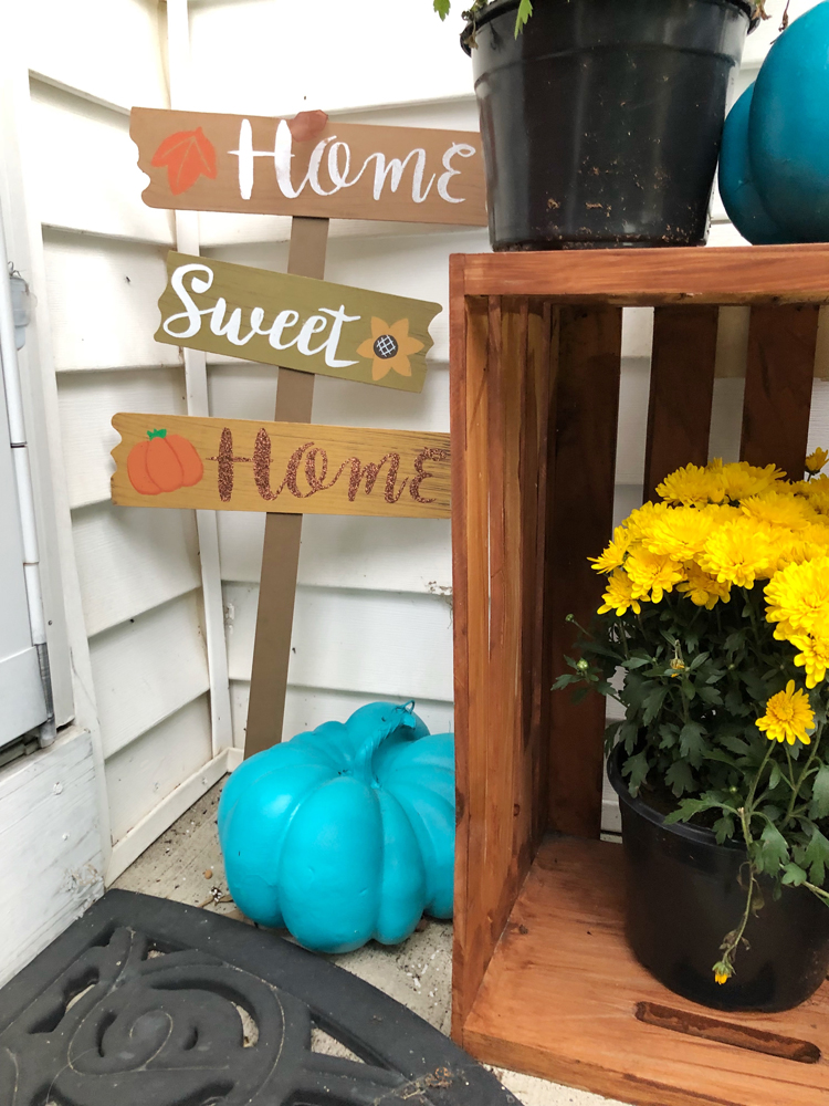 easy and colorful fall decorations for a small front porch