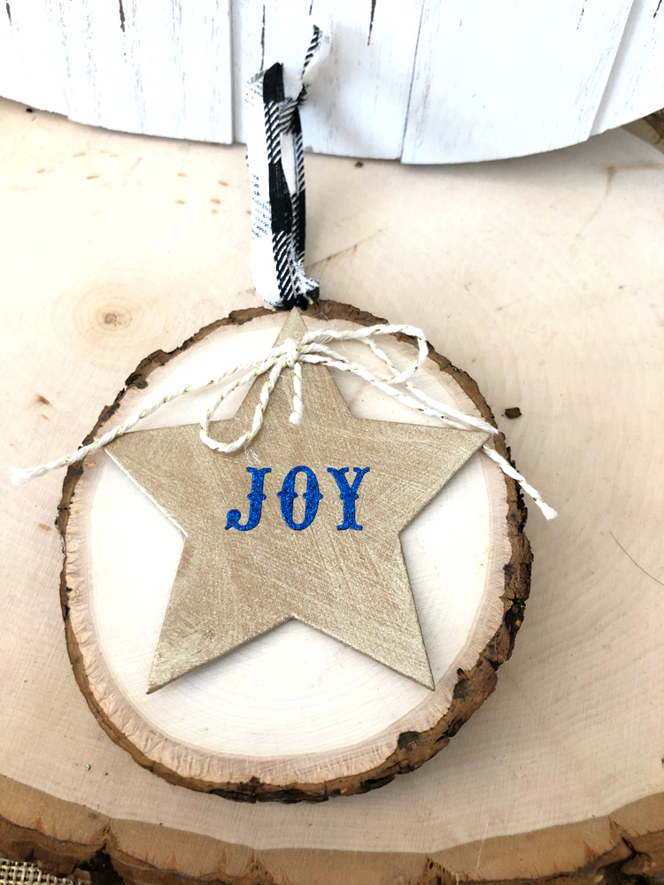 I love this easy to make and beautiful wood slice Christmas ornament.