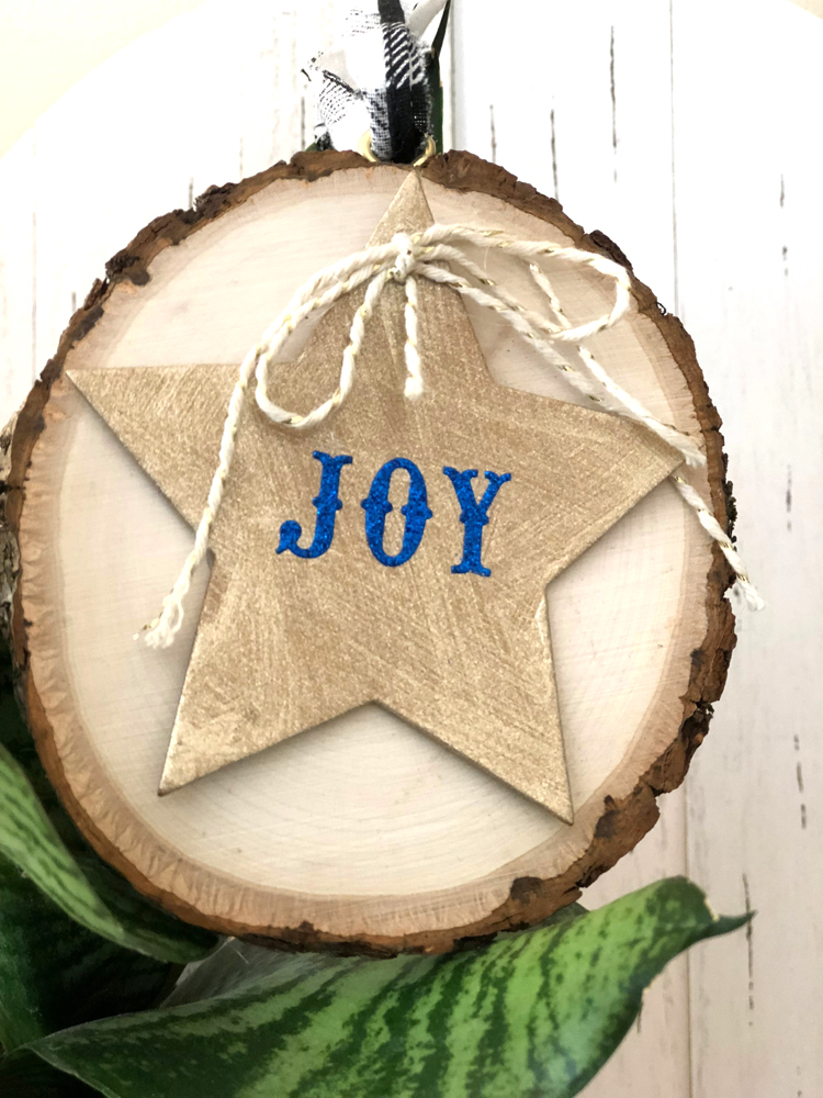 This easy rustic wood slice ornament is beautiful, yet so easy to make. It will fit in perfectly with your farmhouse style Christmas decorations.