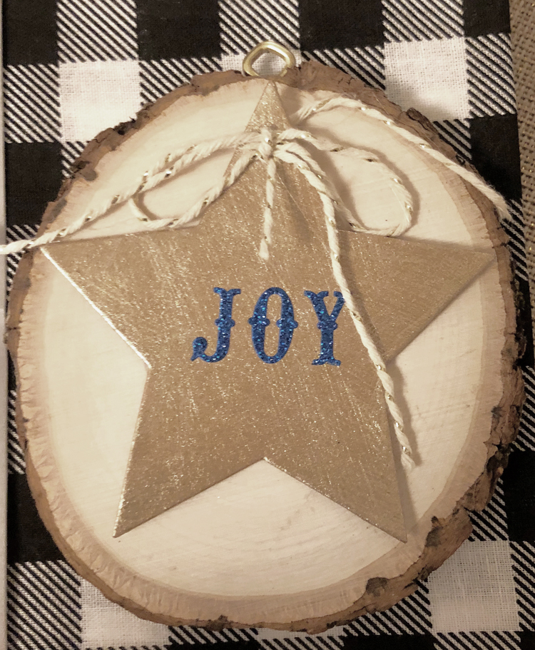 This wood slice ornament is beautiful and easy to make for Christmas