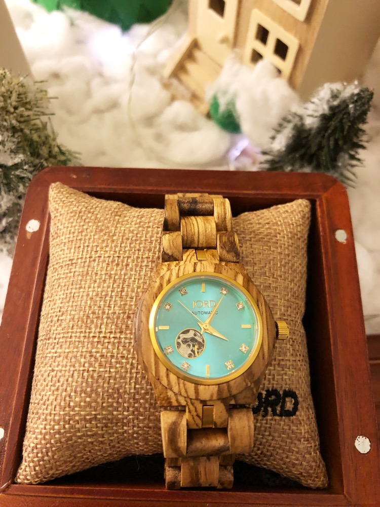 Each JORD watch comes with its own cedar humidor box that can be engraved.