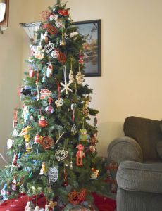 A lushly decorated Christmas tree