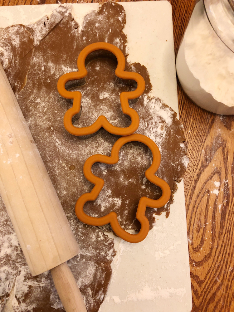 Easy and delicious recipe for gingerbread men cookies for Christmas