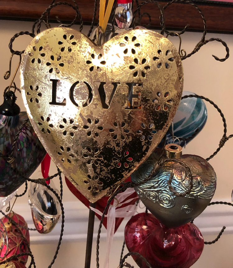 This beautiful gold love heart ornament is perfect for Christmas or Valentine's Day