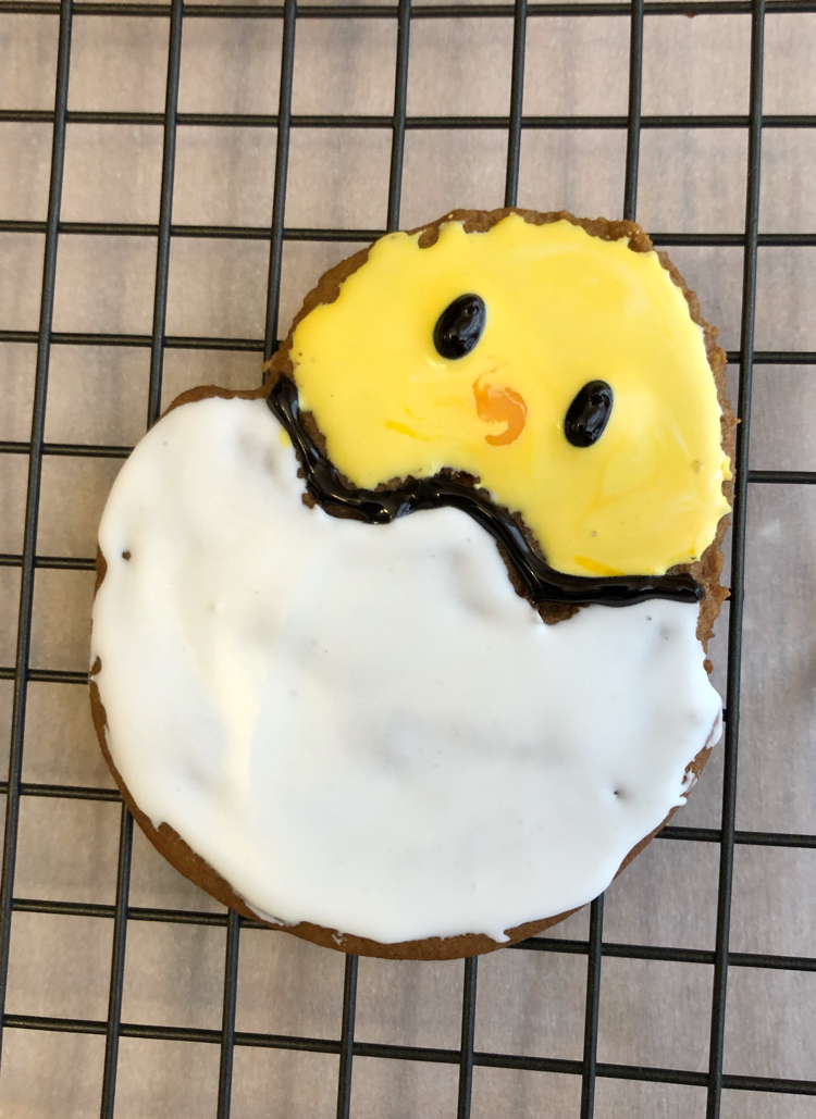 baby chick decorated Easter cookie