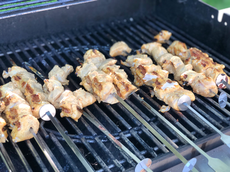 how to make chicken tandoori skewers on the grill - yum!