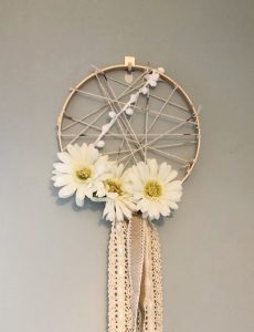 This beautiful dreamcatcher is beautiful and so easy and quick to make!