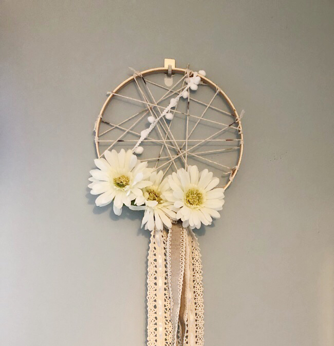 This beautiful dreamcatcher is beautiful and so easy and quick to make!