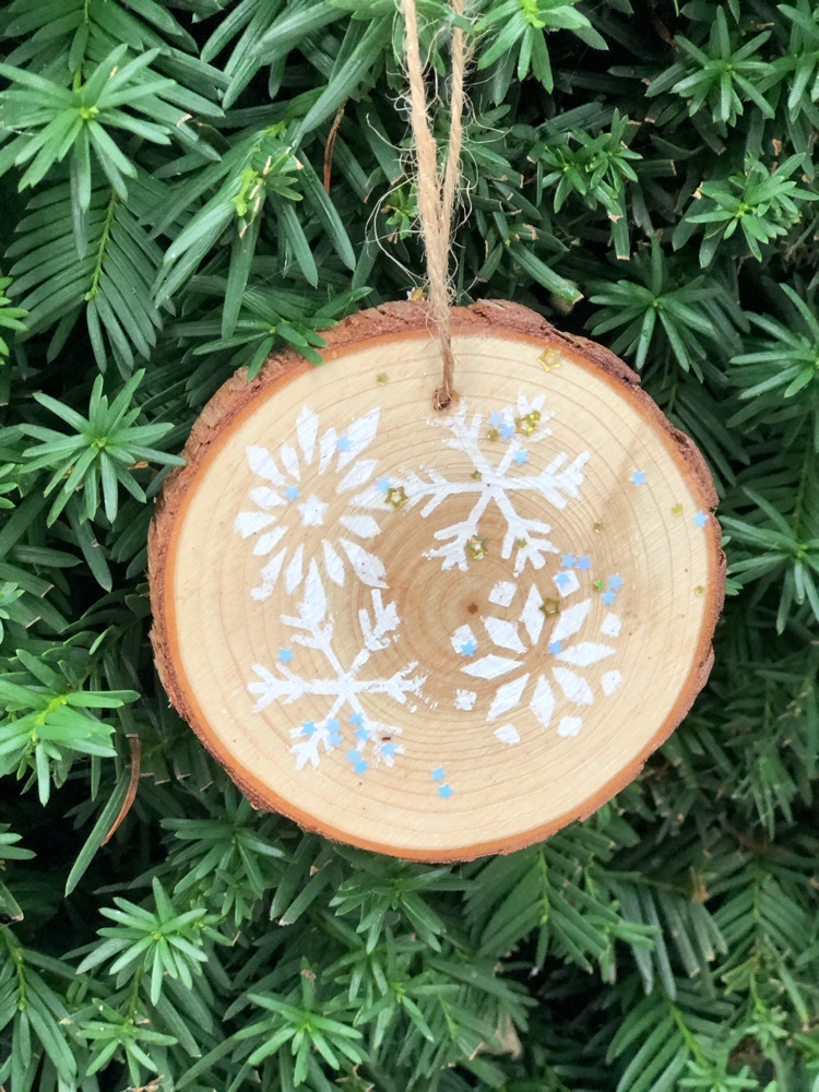 This DIY stenciled wood slice ornament s pretty and easy and fun to make.
