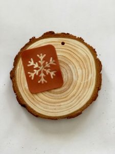 how to stencil a wood slice ornament