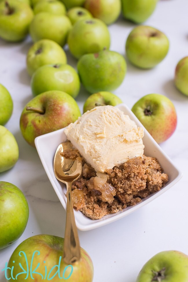 I love this apple crumble recipe by Tikkido