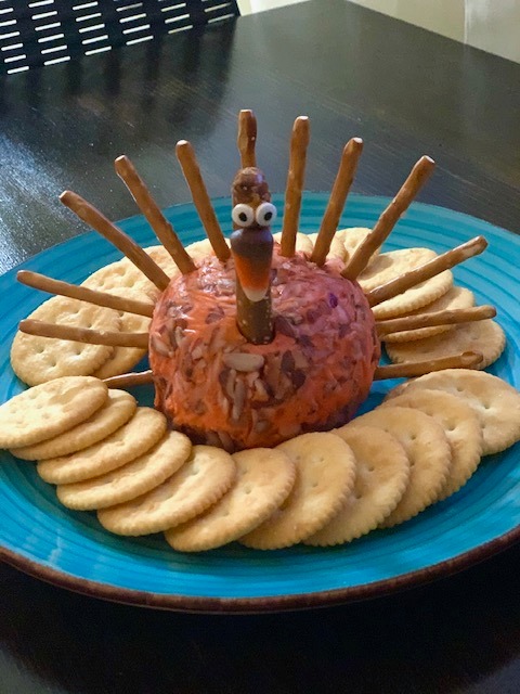 I love these cheeseball turnkey for Thanksgiving!