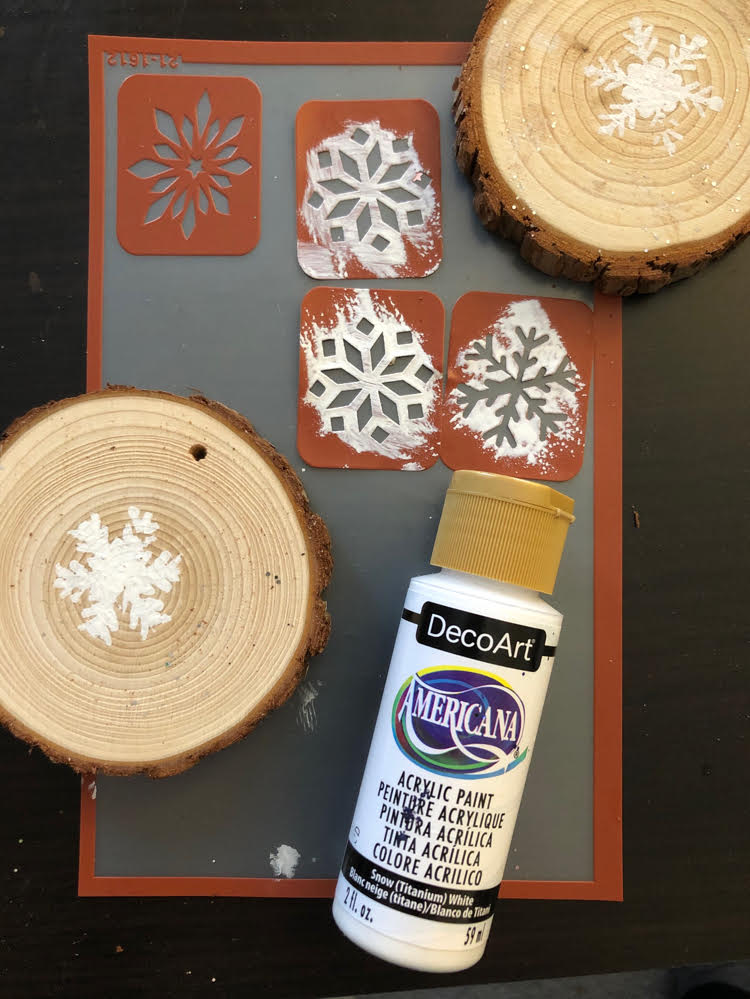 How to Make a Wreath with Wood Slices - Twelve On Main