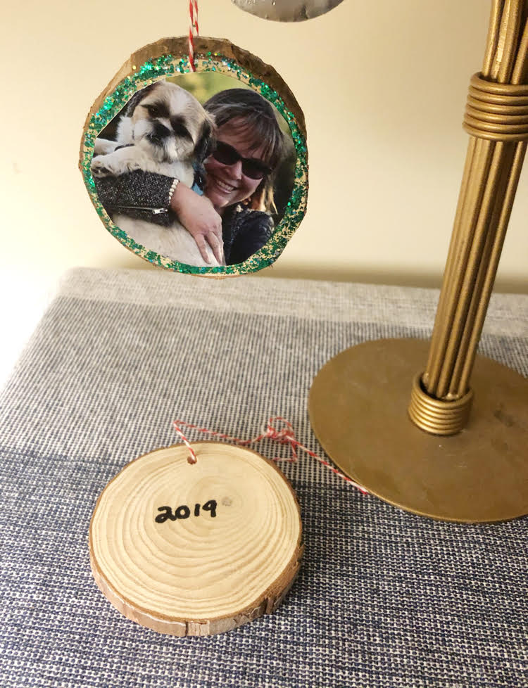 It's easy to make DIY year photo ornaments with wood slices