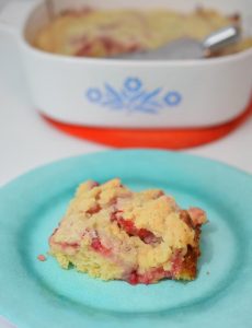 This strawberry coffee cake recipe is so easy to make and is super delicious!