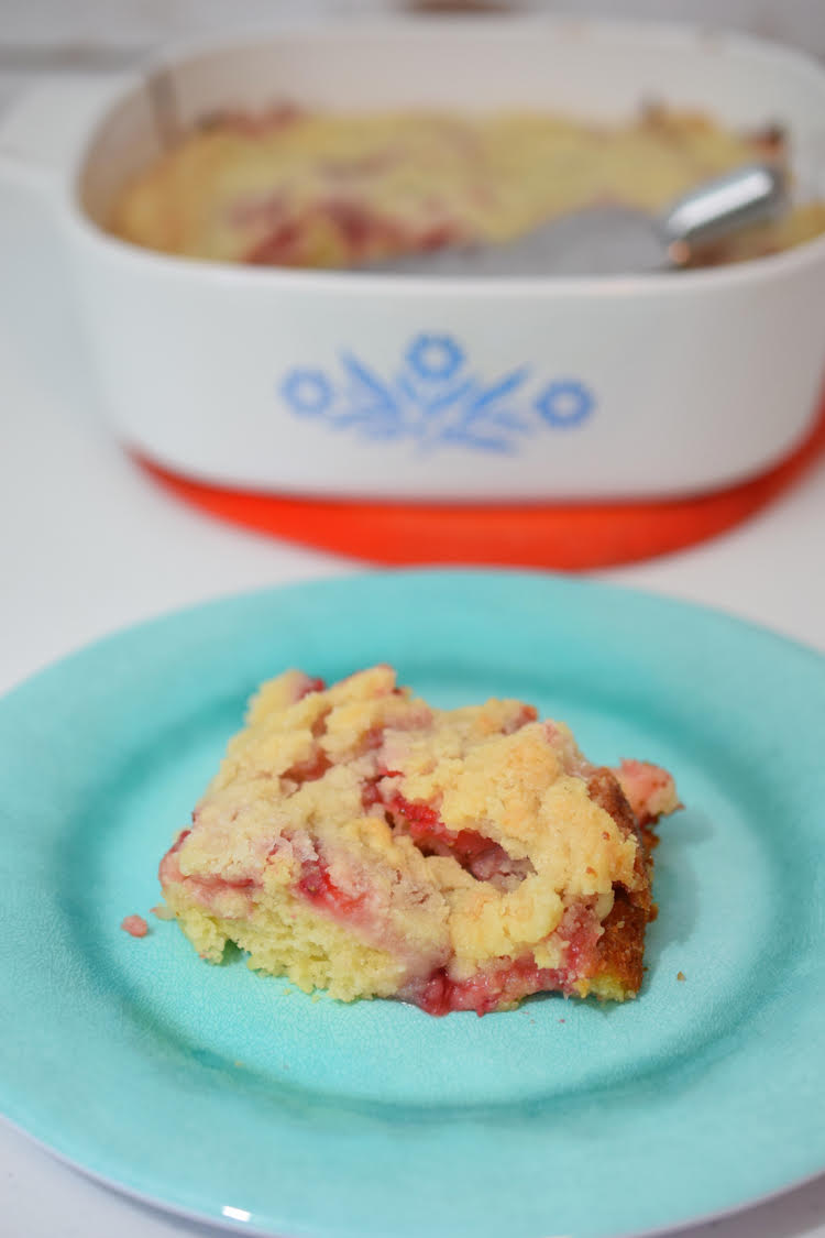 This strawberry coffee cake recipe is so easy to make and is super delicious!