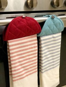 Follow this truly simple tutorial to create your own farmhouse style hanging dish and kitchen towels.