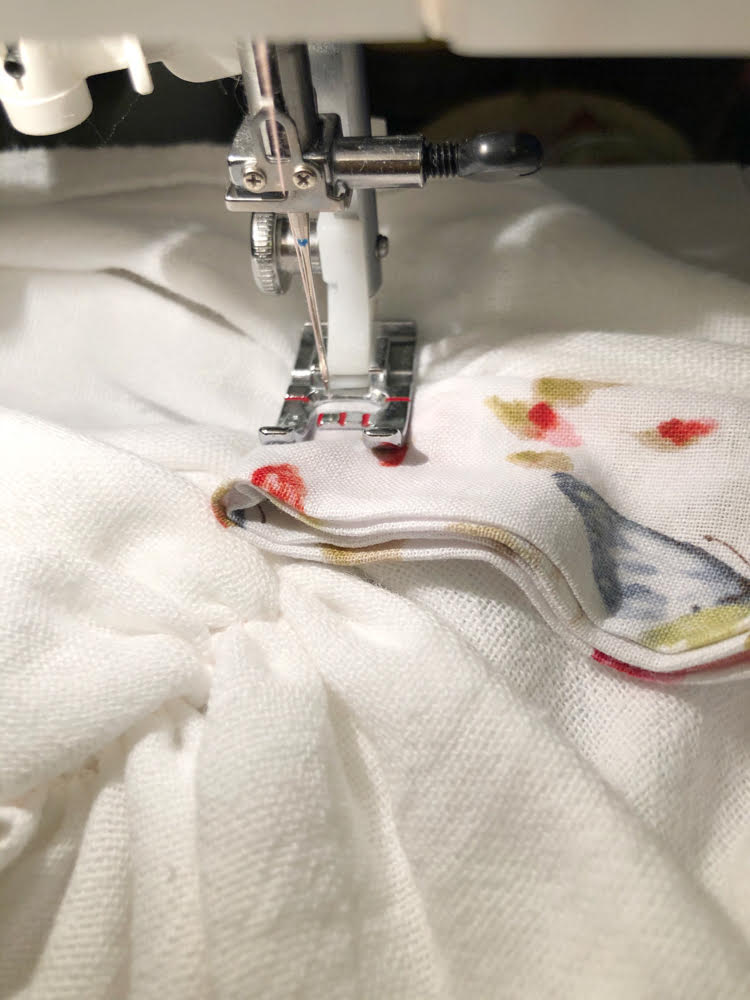 Tutorial: Ribbon embellished bath towel with hanging loop – Sewing