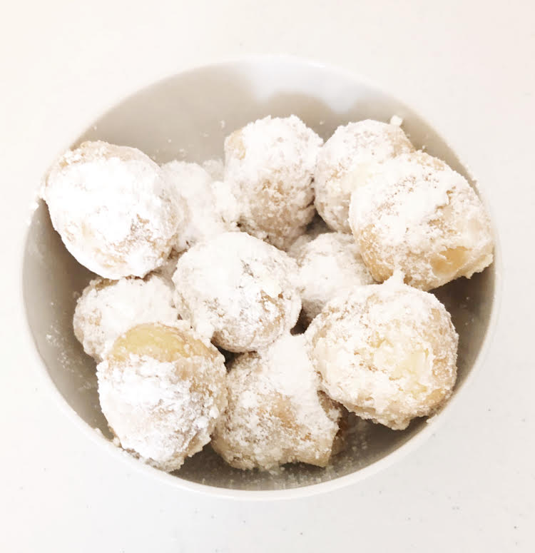 air fryer zeppoles dusted with sugar