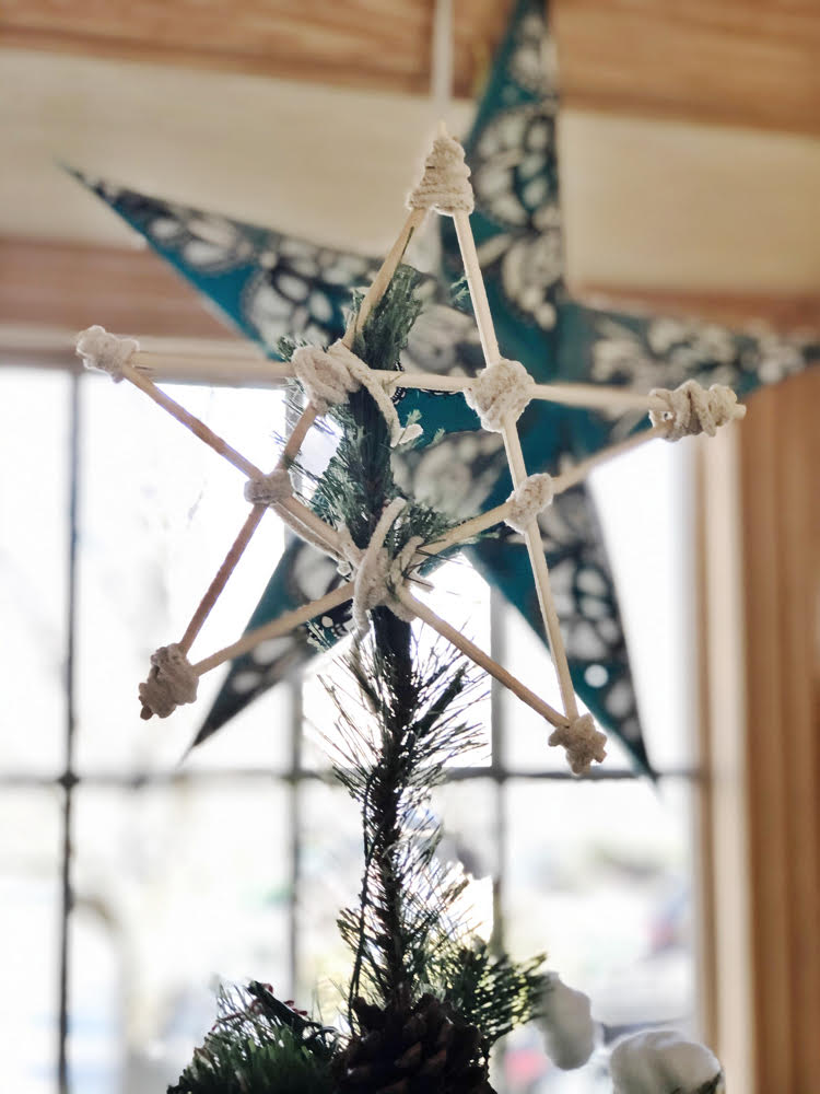 I made an easy star tree topper with chopsticks and pipe cleaners