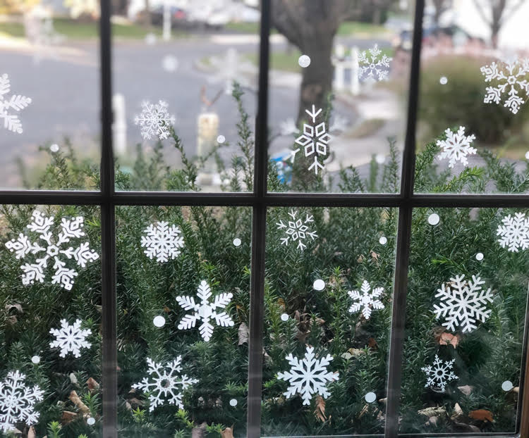 window snowflakes  Christmas window decorations, Window snow spray,  Christmas window painting