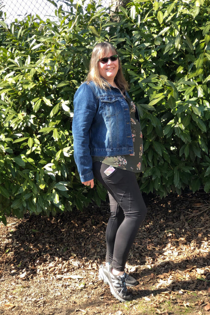 Free Photo | Fit woman in crop top, jean jacket, leggings showing double  thumbs up and looking cheery , front view.