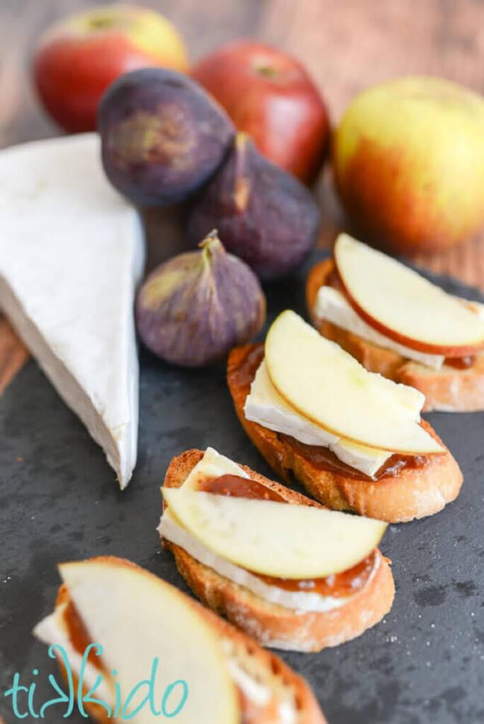 I love this delicious recipe for crostini with figs, apples and brie.