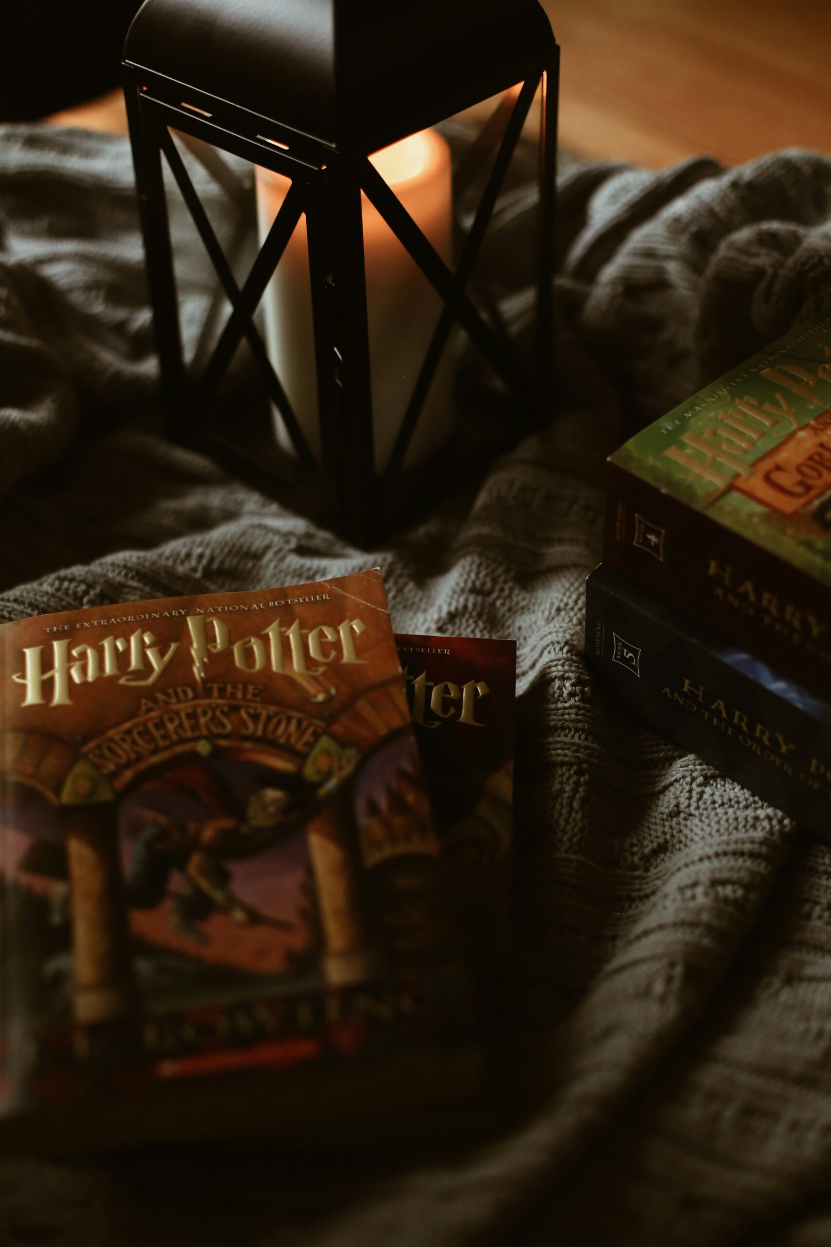 Follow these steps to create your own Harry Potter party, complete with decorations, treats, and photo props.