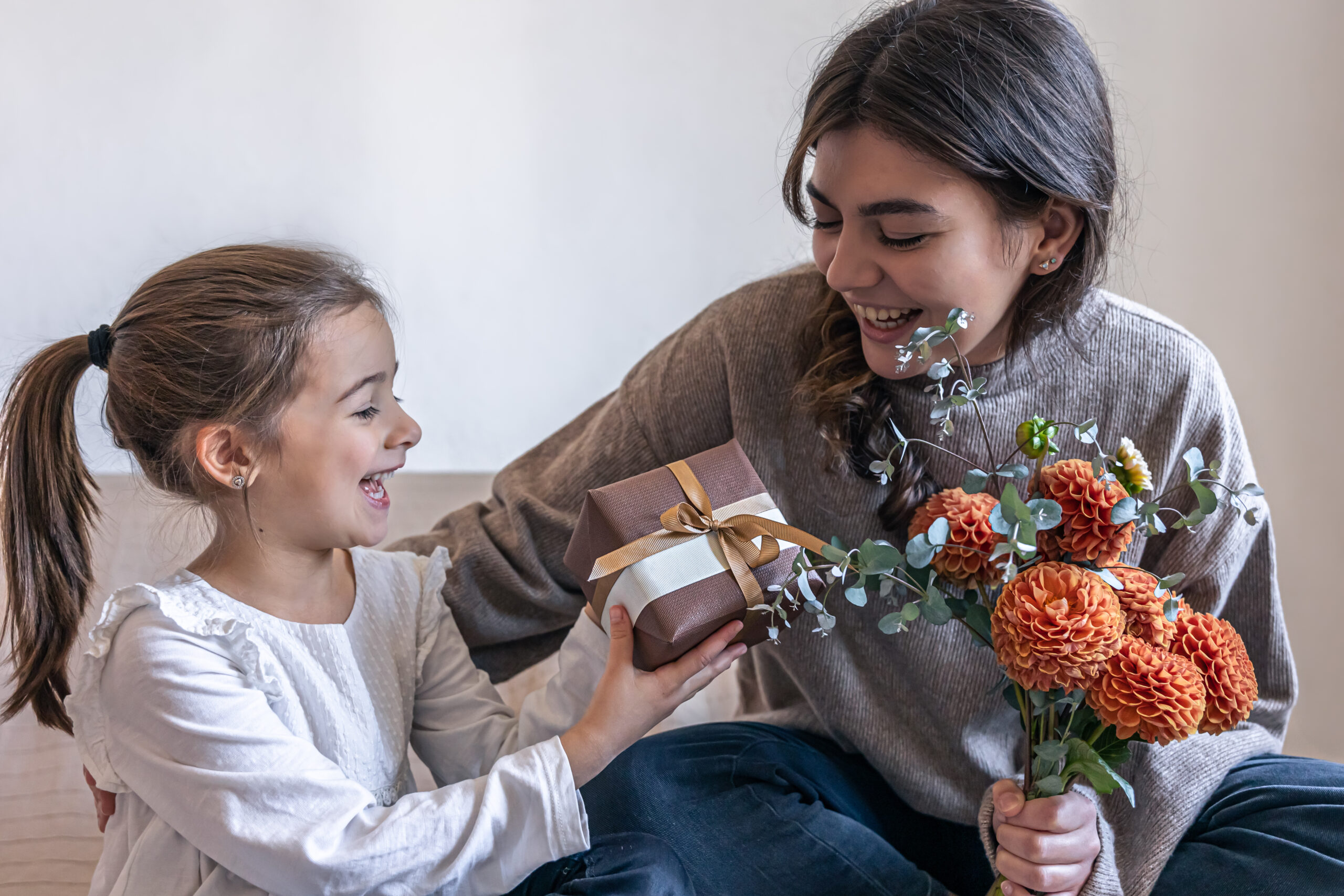 mom, daughter, gift